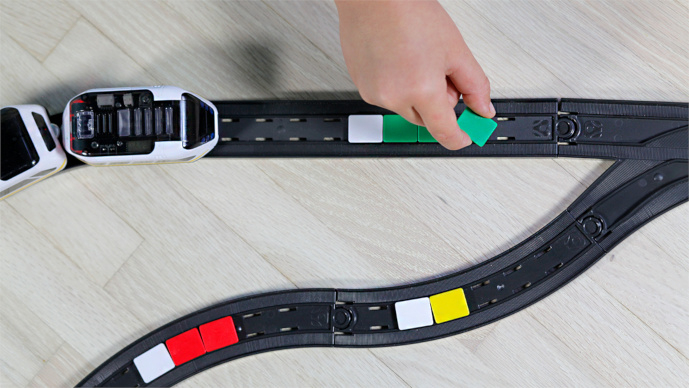 Intelino Smart Train – Chytrý nabíjecí elektrický vláček s dráhou - barevne kody na kolejích k ovládání lokomotivy